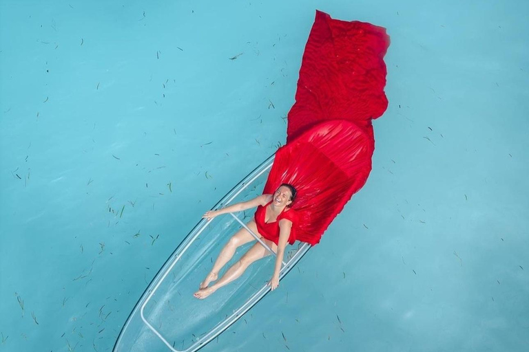 La playa de Kendwa; Un kayak transparenteDespejar el kayak con Fotografía con dron