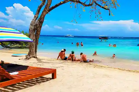 Roatan: Brady's Cay Beach Day, sloth park, Lunch and Drinks