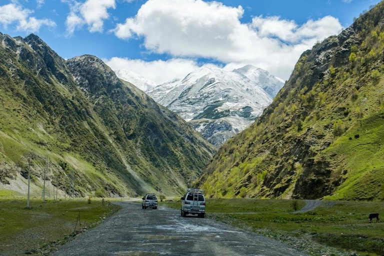 Kazbegi : excursion dans la vallée de Juta avec transport en 4x4Kazbegi : excursion d&#039;une journée dans la vallée de Juta avec transport en 4x4