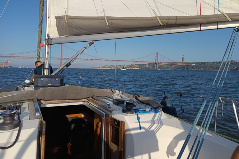 Lisbona: tour pomeridiano in barca a vela con drinkLisbona: tour pomeridiano in barca a vela con bevande incluse