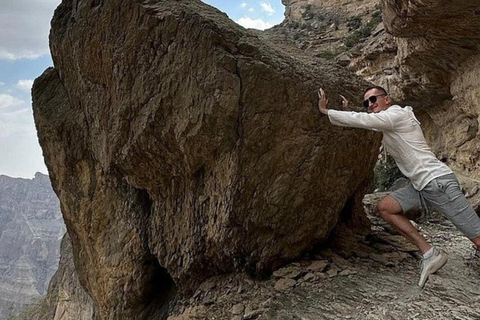Muscat: Jebel Shams Balcony Walk & Wadi Nakhr Shared Tour