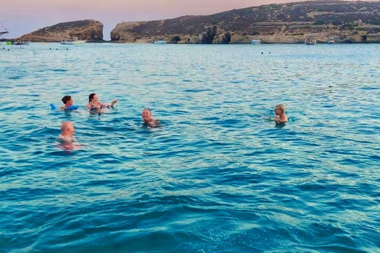 Excursión Privada en Barco: Explora Comino, Laguna Azul, Santa María