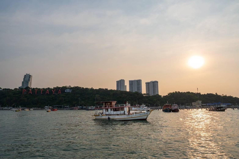 Pattaya : 2 heures de fête au coucher du soleil sur le Red Dragon BoatBateau Red Dragon Paty avec prise en charge uniquement à Na Jomtien