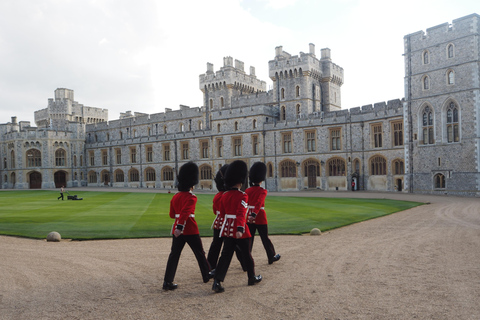 Windsor, Stonehenge, Bath, and Roman Baths Tour from London Tour with entry to Windsor Castle, Stonehenge & Roman Baths