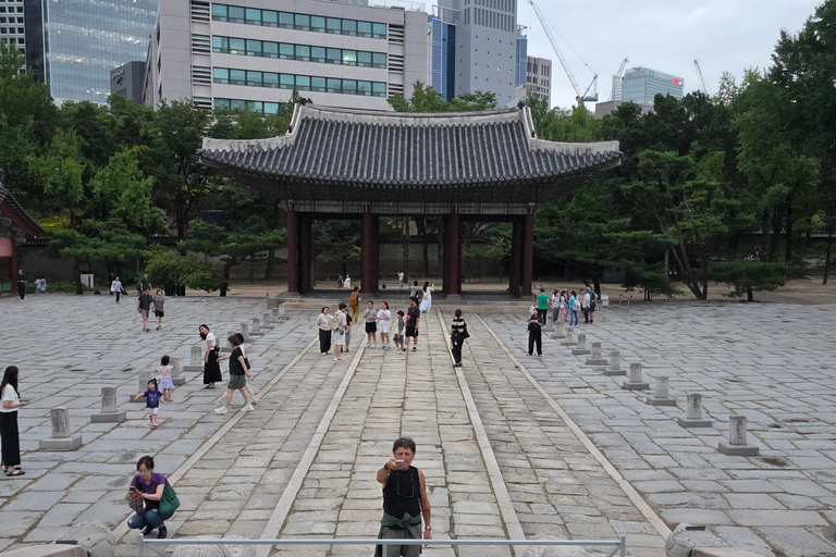 Seoul: Deoksugung Palace Night Tour with Guide