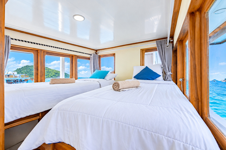 3D Komodo Sailing & Land Tour 12 Stops Single Bed & Hotel 3-Day Shared Cabin, Single Bed No Land Tour No Park Fee