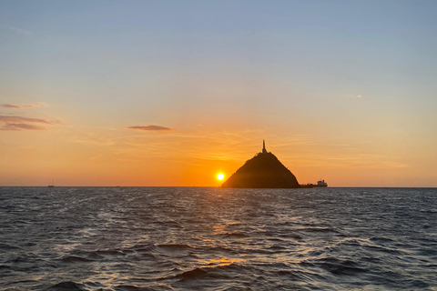 Santa Marta Bay: Sunset on a sail boat