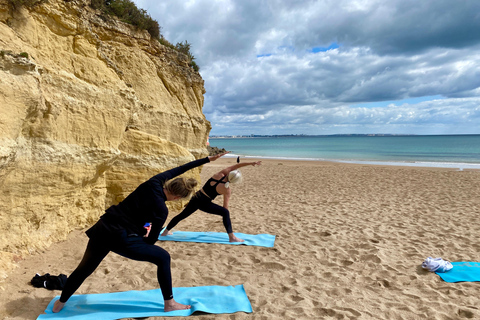 Ochtend strandyoga in Lagos door el Sol Lifestyle