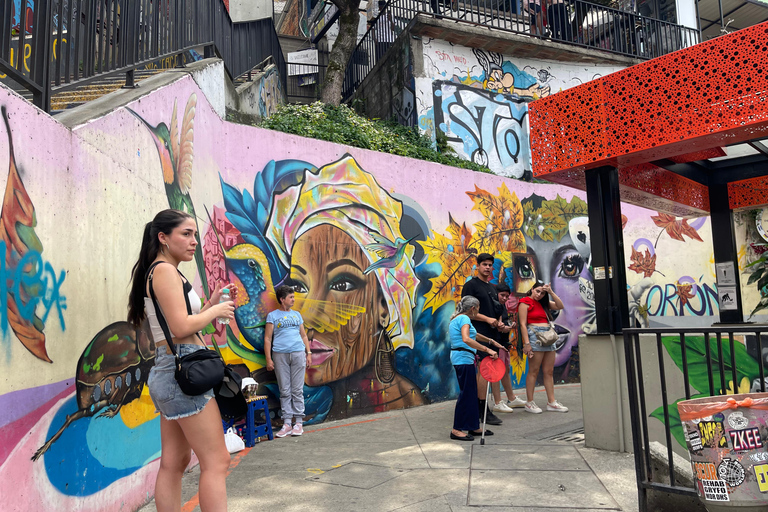 Medellin: Escobar Tour + Comuna 13 in groups