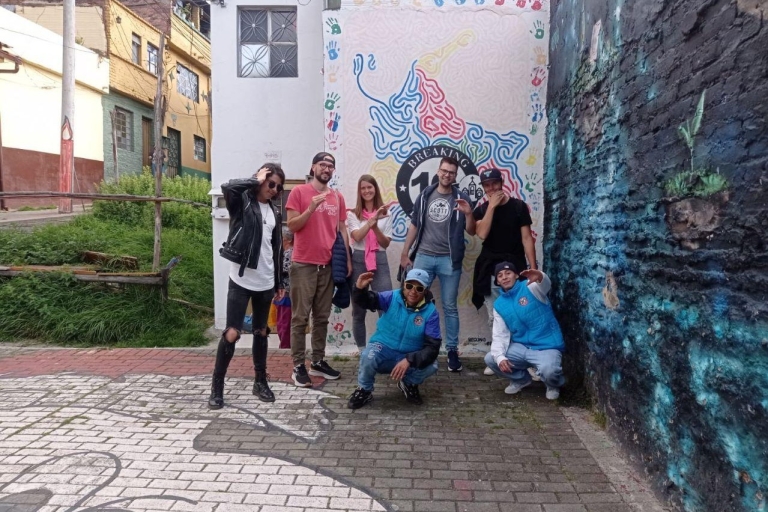 Bogotá: Street Urban Tour with Fruits, Graffiti and Guide