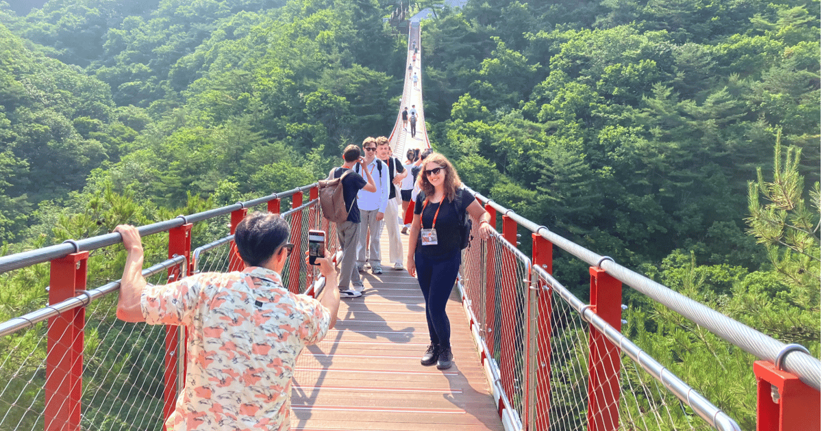 韓國 DMZ 行程中的山谷懸索橋現場