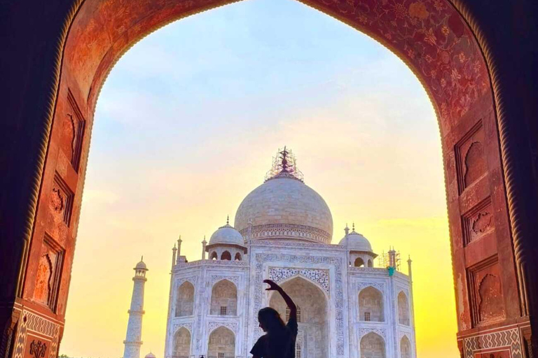 Agra: Taj Mahal-Tour ohne Anstehen mit einer weiblichen ReiseführerinAll-Inclusive-Taj-Mahal-Tour mit weiblicher Reiseleiterin