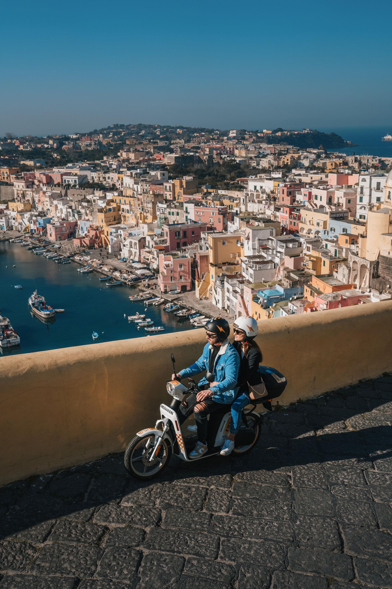 Procida mit dem Elektroroller: Tagesmiete mit Services inklusive