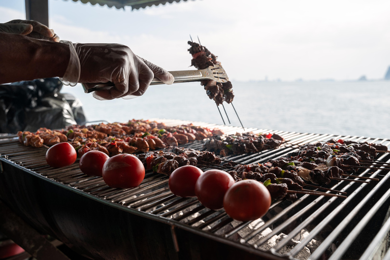 Doha: Traditional Dhow ride with Live BBQ Buffet Dinner Dhow Ride with Live BBQ Buffet dinner incl. Pick & drop