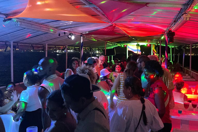 Carthagène : excursion en bateau de nuit avec dîner et open barCARTAGENA : Excursion en bateau de nuit blanche avec dîner et open bar