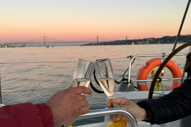 Romántica navegación al atardecer con vino y tapas portuguesas