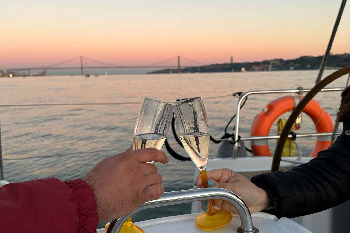 Lissabon: Romantische Sonnenuntergangs-Segeltour auf dem Tejo mit Wein und Tapas
