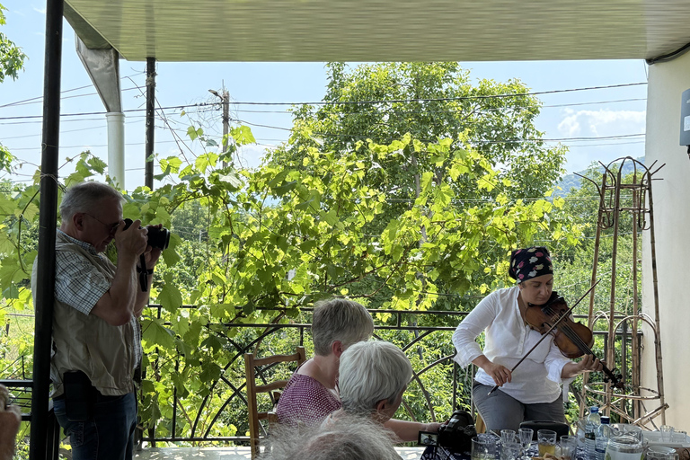 تبليسي: رحلة ليوم واحد إلى كاخيتي مع غداء عائلي وتذوق النبيذ