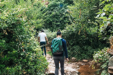 Tyrolienne dans les montagnes de l&#039;Atlas et les villages berbères