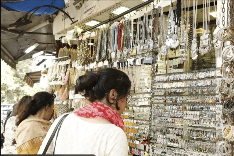 Mumbai: Authentic Shopping Experience with Local Guide Mumbai Half Day Shopping Tour Guide with Car