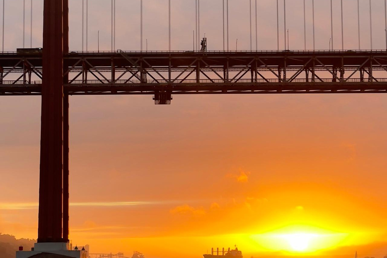 Lisboa:Sunset Sailing Tour at Tagus River with welcome drink