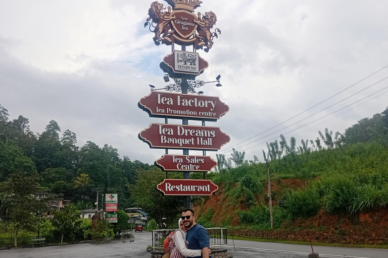 Kandy: Full-Day Tuk-Tuk Tour with Temples & Gardens by Local