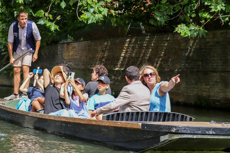 Cambridge: Shared Chauffeured Punting Tour Cambridge University: Shared Punt Tour