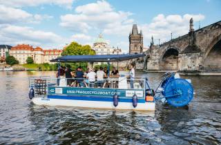 Prag: Schwimmendes Bier-Bike auf einem Fahrradboot