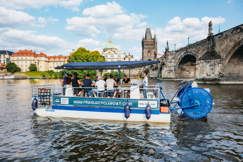 Praga: nadando em uma bicicleta de cerveja em um barco