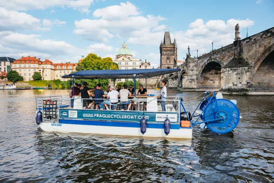 Prag: Schwimmender Biertrinker auf einem Fahrradboot. Foto: GetYourGuide