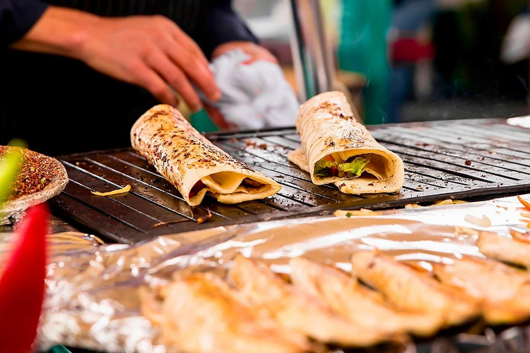 Istanbul: Taste of Turkey with Europe & Asia by Ferry Tour en Español