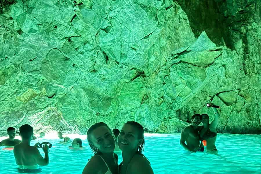 Von Vlora aus: Blaue Grotte & Schmuggler-Schlucht – Schnellboot-Tour. Foto: GetYourGuide