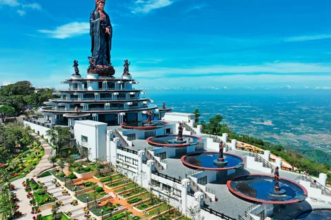 Highlights of Tay Ninh Day Trip with Food