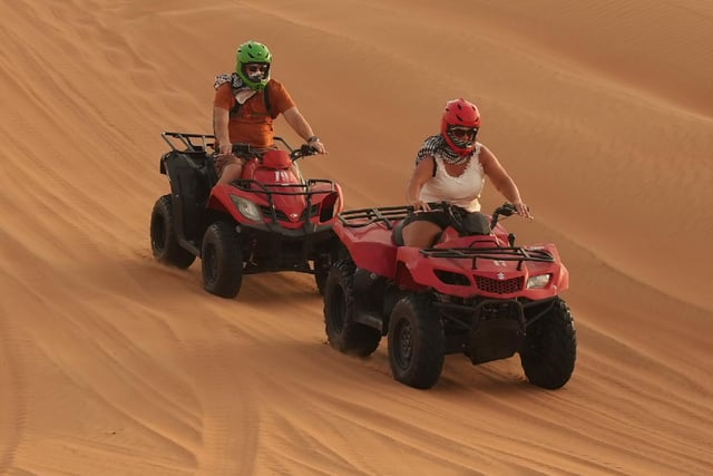 Dubai: Experiencia 60 minutos en quad y cena barbacoa