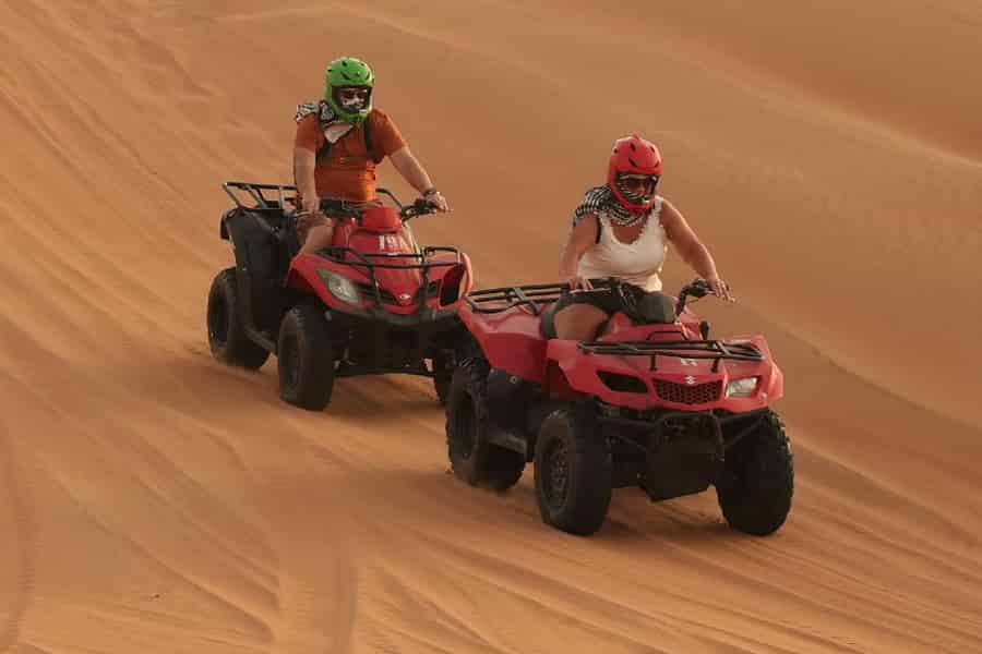 Dubai: Erlebe 60 Minuten Quad Bike & BBQ Dinner. Foto: GetYourGuide Dubai: Erlebe 60 Minuten Quad Bike & BBQ Dinner. Foto: GetYourGuide