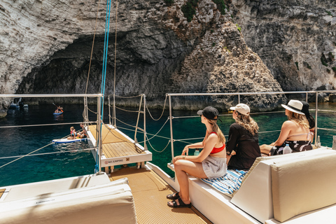 Malta: viagem à lagoa azul, praias e baías de catamarãViagem de catamarã Sea Breeze - 5/6 horas