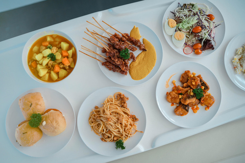 Phuket: James Bond i zatoka Phang Nga luksusowym jachtem o zachodzie słońcaSpotkanie przy molo (opłata za wstęp do parku narodowego wliczona w cenę)