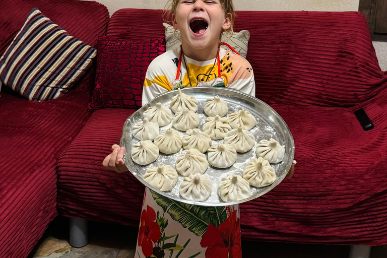 Tbilisi: Khinkali kookles bij een lokale familie