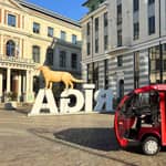 Riga: tour in e-bus del centro storico con audioguida e drink di benvenuto