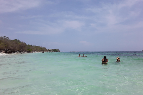 Cartagena: Desfruta de uma excursão de autocarro/barco às 5 Ilhas do Rosário + snorkeling