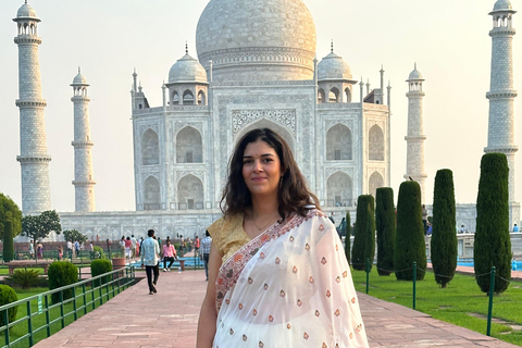 Miete einen Sari oder Kurta Pyjama für den Besuch des Taj Mahal und ein Foto