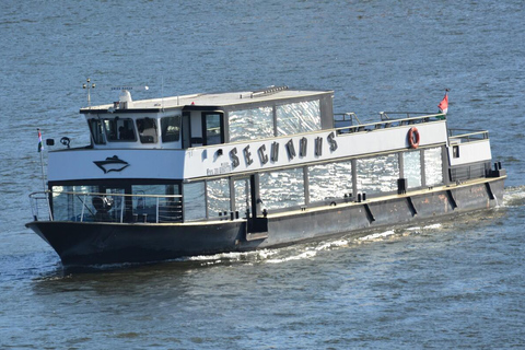 1-Hour Budapest Night Cruise with Unlimited Drinks