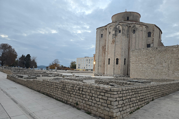 Tour privato di 1 giorno da Zagabria a Zara e alla città natale di Nikola Tesla