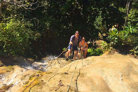 Genieße den Sticky Waterfall und den Chet Si Fountain National Park