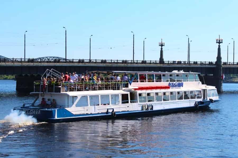 Riga: Flussfahrt auf der Daugava mit Bar und WLAN. Foto: GetYourGuide Riga: Flussfahrt auf der Daugava mit Bar und WLAN. Foto: GetYourGuide