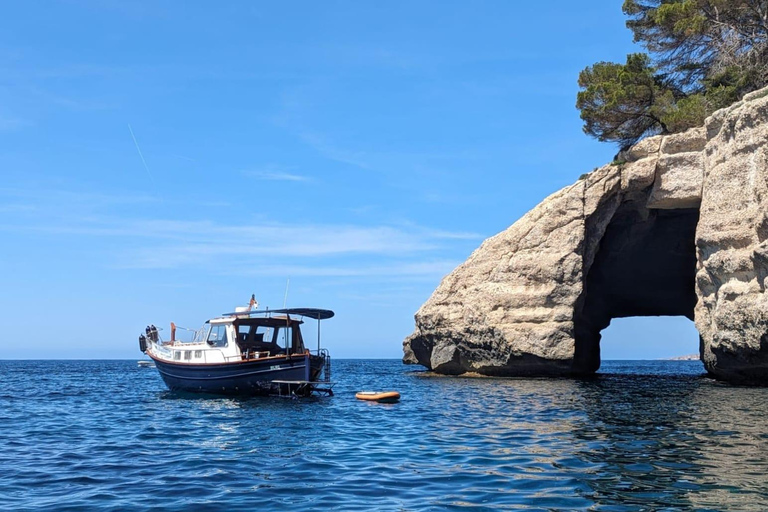 Depuis Cala Galdana : Excursion en bateau à Menorca Calas avec des snacks locauxExcursion en bateau privé d&#039;une journée entière