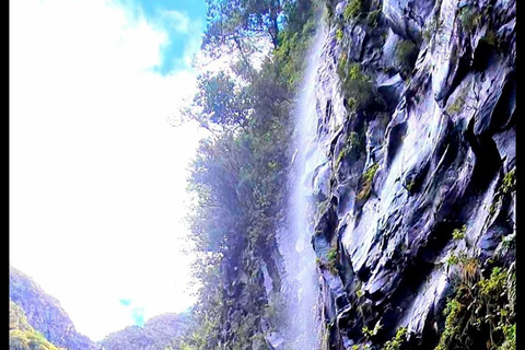 25 Fountains Waterfall Guided Hike with Transfer