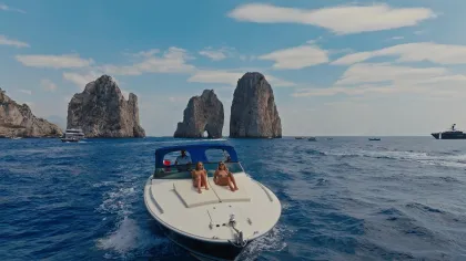 Capri, Positano und Amalfi Bootstour: Kostenlose Bar und Aperitifs