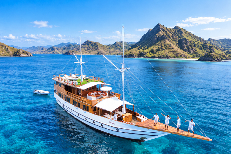 Labuan Bajo: 3-Day Komodo Sailing Luxury Boat with All Fees Deluxe Boat - Private Standar Room (2pax/room)