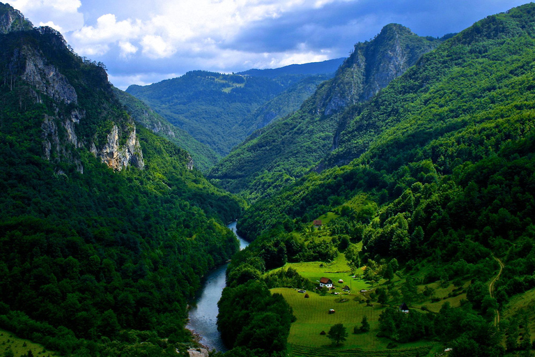 Montenegro: Lago Nero, Durmitor, Ponte di Tara di DjurdjevićaMontenegro: Lago Nero, Durmitor, Ponte di Tara Djurdjevića